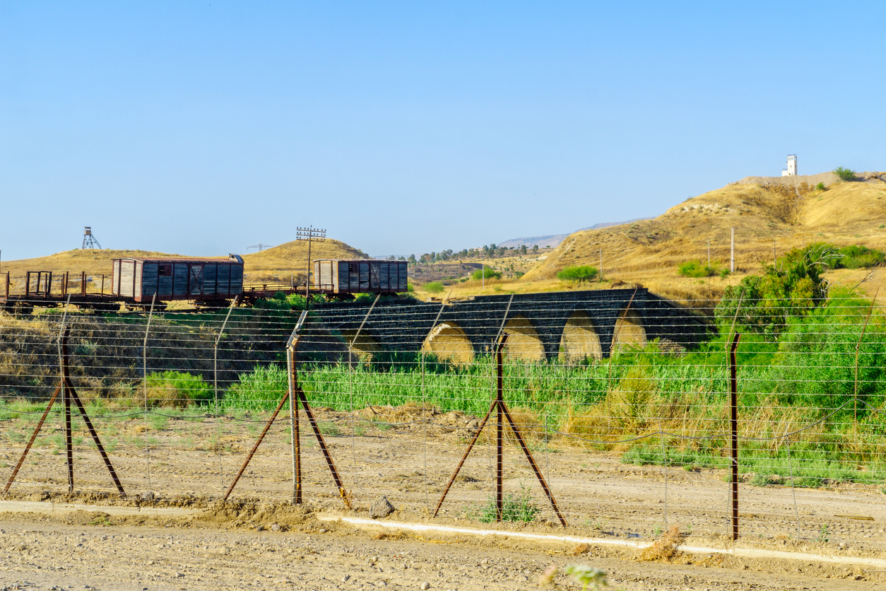 Starobylý most Naharajim v Gešeru přes řeku Jordán
