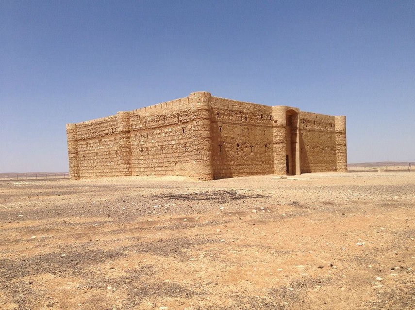 Pouštní hrad Qasr al-Kharana v Jordánsku