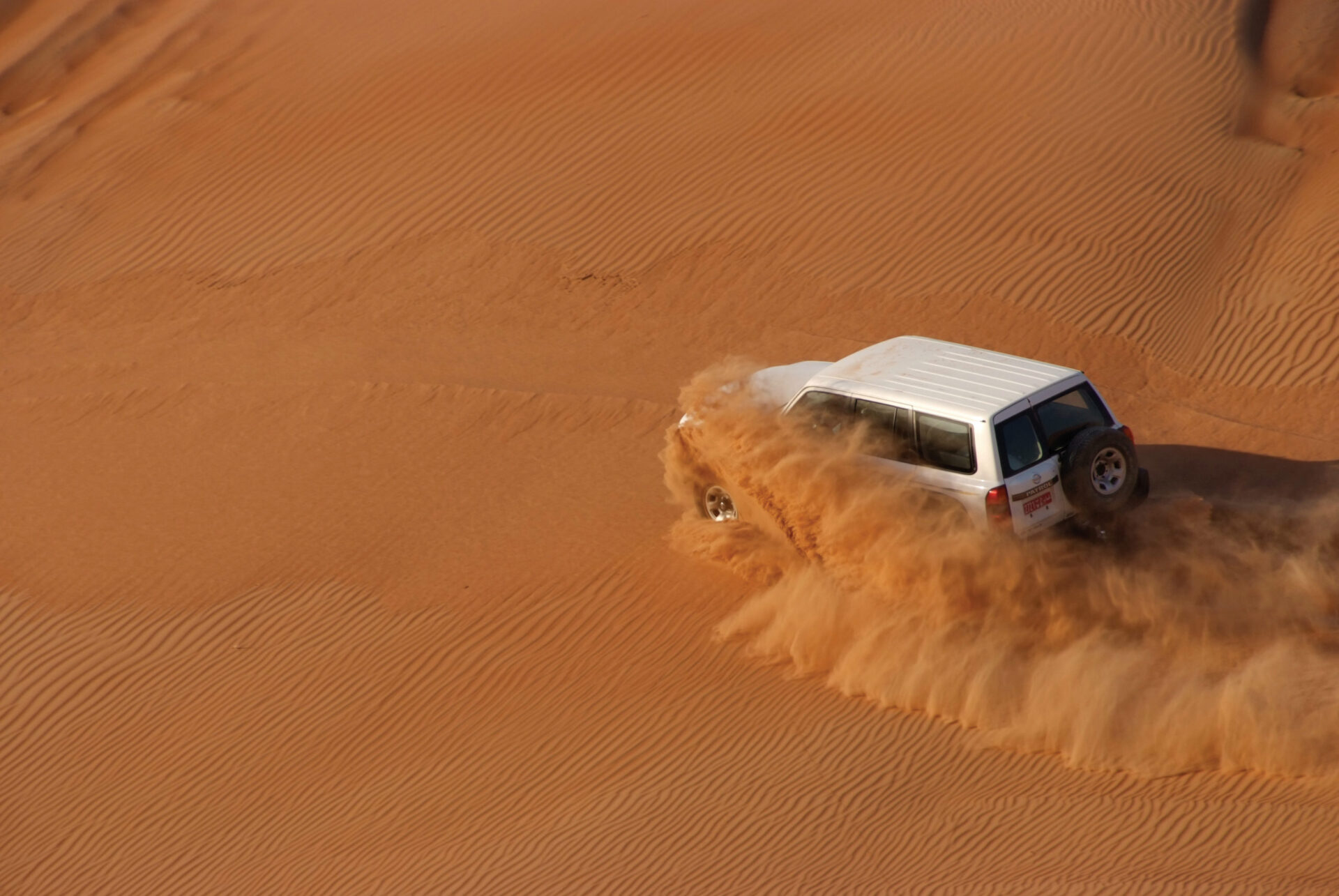Přesun po písečných dunách na poušti Wahiba | Omán poznávací zájezdy