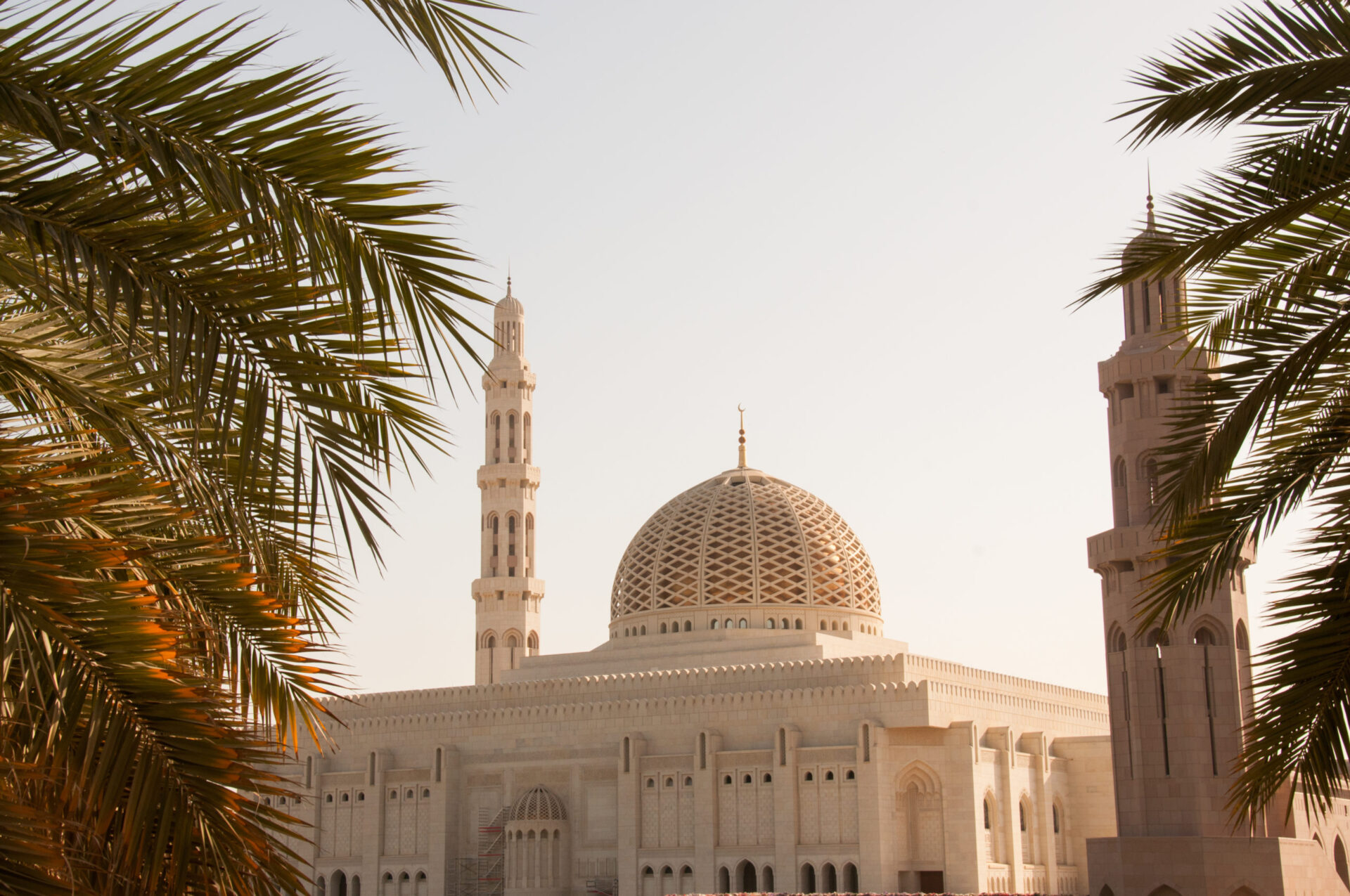 Pohled na velkou mešitu Sultána Qábuse v Maskat | Omán poznávací zájezdy