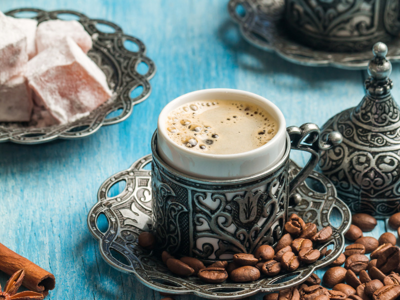 Tradiční nápoj káva s kardamomem
